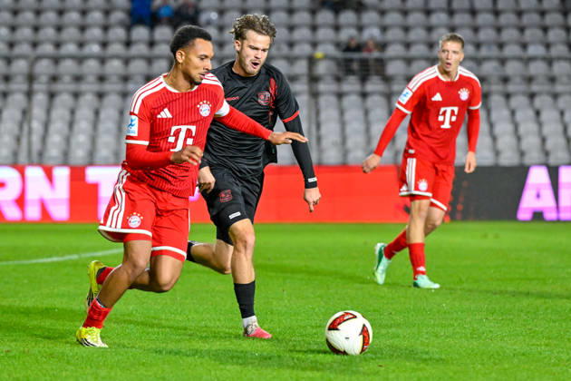 v li Vincent Manuba Bayern Munich, FCB, 2 Jeroen Krupa Unterhaching, 9 in a one-on-one, duel, tackle, dynamic, action, 09 10 2026, Munich, Germany, soccer, Bavarian Regional League, FC Bayern Munich II vs. SpVgg Unterhaching xslx