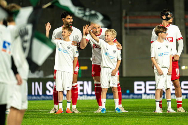 October 9, 2026, 3rd Division, Matchday 8, SC Preußen Münster vs. Rot Weiss Essen at the LVM Preußenstadion; Ben Hüning of Essen waves to the crowd. IMPORTANT NOTICE: In accordance with DFB and DFL regulations, it is prohibited to use or allow the use of photographs taken in the stadium and or during the game in the form of sequential images and or video-like photo series Copyright: xJordyxFourgonx