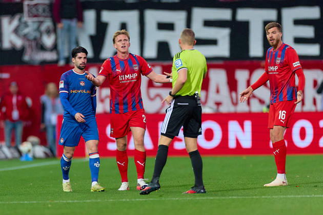 Semih Sahin, 1 FC Kaiserslautern, 08; Mikkel Kaufmann, 1 FC Heidenheim, 29 (protests); Florian Lechner, referee; Julian Niehues, 1 FC Heidenheim, 16 (GER); 1 FC Heidenheim 1846 vs. 1 FC Kaiserslautern, Soccer, 2. Bundesliga, Matchday 7, 2026–2027 season, October 9, 2026 DFL regulations prohibit any use of photographs as image sequences and or quasi-video GER, 1 FC Heidenheim 1846 vs. 1 FC Kaiserslautern, Soccer, 2. Bundesliga, Matchday 7, 2026–2027 season, October 9, 2026, Heidenheim an der Brenz Copyright: xEibner-Pressefoto GeraldxOelze-dexStoppanyx EP_ODS