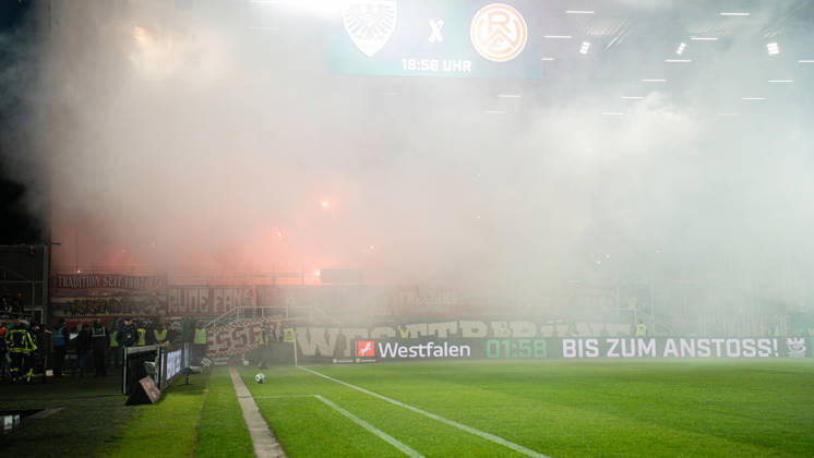 October 9, 2026, 3rd Division, Matchday 8, SC Preußen Münster vs. Rot-Weiss Essen at the LVM Preußenstadion. Pyro Fans of Rot-Weiss Essen. IMPORTANT NOTICE: In accordance with DFB and DFL regulations, it is prohibited to use or allow the use of photographs taken in the stadium and or during the game in the form of sequential images and or video-like photo sequences Copyright: xJordyxFourgonx