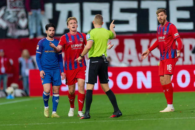 Semih Sahin, 1 FC Kaiserslautern, 08; Mikkel Kaufmann, 1 FC Heidenheim, 29 (protests); Florian Lechner, referee; Julian Niehues, 1 FC Heidenheim, 16 GER; 1 FC Heidenheim 1846 vs. 1 FC Kaiserslautern, Soccer, 2. Bundesliga, Matchday 7, 2026–2027 season, October 9, 2026 DFL regulations prohibit any use of photographs as image sequences and or quasi-video GER, 1 FC Heidenheim 1846 vs. 1 FC Kaiserslautern, Soccer, 2. Bundesliga, Matchday 7, 2026–2027 season, October 9, 2026, Heidenheim an der Brenz Copyright: xEibner-Pressefoto GeraldxOelze-dexStoppanyx EP_ODS