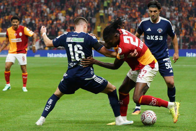 October 9, 2026, Sariyer, Istanbul, Turkey: Rafael Leao (R) of Galatasaray in action against Andri Fannar Baldursson (L) of Kasimpasa during the Turkish Super League 2026 27 match between Galatasaray and Kasimpasa at RAMS Park Stadium in Istanbul, Turkey, on October 9, 2026. Turkish Super League 2026 27 - Galatasaray Vs Kasimpasa  - ZUMAu194 20261009_zip_u194_014 Copyright: xTolgaxUluturkx