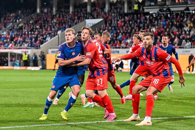 October 9, 2026, GER, Soccer, Men s, 2. Bundesliga, Matchday 7, 1 FC Heidenheim vs. 1 FC Kaiserslautern Mika Haas (Kaiserslautern), 22, Michael Heule (Heidenheim), 27, Julian Niehues (Heidenheim), 16, Scene before a corner kick at Heidenheim’s Voith Arena in Baden-Württemberg, Germany Copyright: xNordphotox xHafnerx