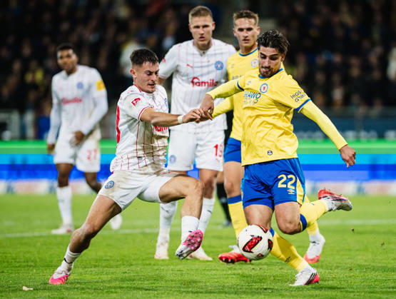2. Bundesliga: Eintracht Braunschweig vs. Holstein Kiel, October 9, 2026; Adrian Kapralik (Holstein Kiel, No. 20) vs. Fabio Di Michele Sanchez (Eintracht Braunschweig, No. 22); tackle; soccer, 2. Bundesliga, Matchday 7: Eintracht Braunschweig vs. Holstein Kiel on October 9, 2026, at Eintracht Stadium, Braunschweig. DFL regulations prohibit any use of photographs as image sequences and or quasi-video. Copyright: xBEAUTIFULxSPORTS Tonhäuserx