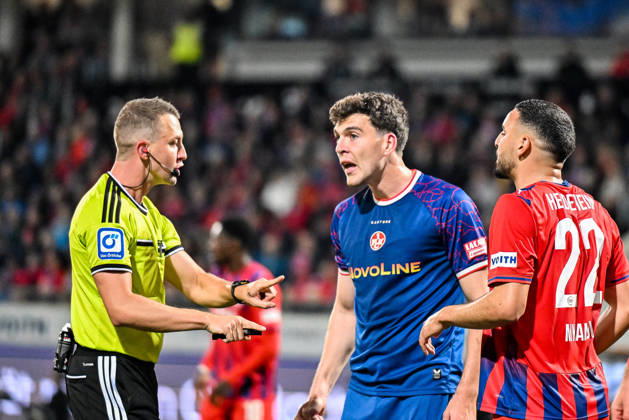 October 9, 2026, GER, Soccer, Men s, 2. Bundesliga, Matchday 7, 1 FC Heidenheim vs. 1 FC Kaiserslautern Referee Florian Lechner cautions Jacob Rasmussen (Kaiserslautern, 14) and Oualid Mhamdi (Heidenheim, 22) at the Voith Arena in Heidenheim, Baden-Württemberg, Germany Copyright: xNordphotox xHafnerx