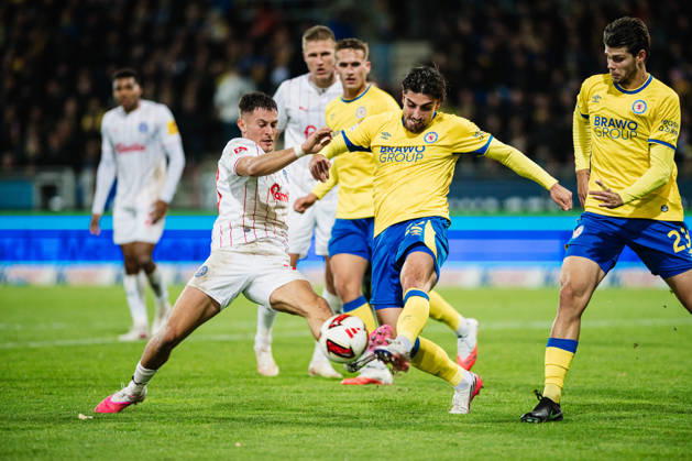 2. Bundesliga: Eintracht Braunschweig vs. Holstein Kiel, October 9, 2026; Adrian Kapralik (Holstein Kiel, No. 20) vs. Fabio Di Michele Sanchez (Eintracht Braunschweig, No. 22); tackle; soccer, 2. Bundesliga, Matchday 7: Eintracht Braunschweig vs. Holstein Kiel on October 9, 2026, at Eintracht Stadium, Braunschweig. DFL regulations prohibit any use of photographs as image sequences and or quasi-video. Copyright: xBEAUTIFULxSPORTS Tonhäuserx