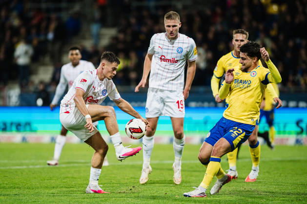 2. Bundesliga: Eintracht Braunschweig vs. Holstein Kiel, October 9, 2026; Adrian Kapralik (Holstein Kiel, No. 20) vs. Fabio Di Michele Sanchez (Eintracht Braunschweig, No. 22); tackle; soccer, 2. Bundesliga, Matchday 7: Eintracht Braunschweig vs. Holstein Kiel on October 9, 2026, at Eintracht Stadium, Braunschweig. DFL regulations prohibit any use of photographs as image sequences and or quasi-video. Copyright: xBEAUTIFULxSPORTS Tonhäuserx