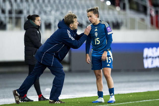 261009 Head coach Tony Gustavsson and Julia Zigiotti Olme of Sweden during the FIFA Women’s World Cup qualifying playoff soccer match between Lithuania and Sweden on October 9, 2026 in Kaunas. Photo by Mathias Bergeld. BILDBYRAN code MB MB1418. soccer, football, World Cup qualifier, FIFA Women’s World Cup qualifier, playoff, Lithuania, Sweden, women’s soccer, BBENG, play-off  Copyright: MATHIASxBERGELD BB261009MB105