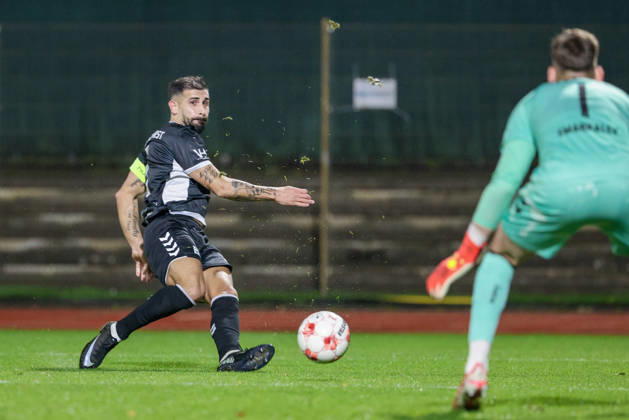 Ibrahim Temin (SV Atlas Delmenhorst), No. 5, taking a shot on goal, on the ball, action, game scene, Stefan Smarkalev (goalie), SV Werder Bremen II, 1, October 9, 2026, Bremen, Germany, soccer, Regionalliga Nord, SV Werder Bremen II vs. SV Atlas Delmenhorst xobx