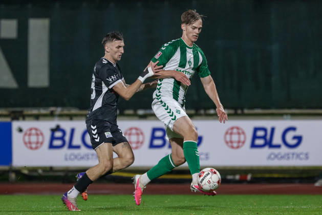 From left: Steffen Rohwedder (SV Atlas Delmenhorst), 28, and Mats Heitmann (SV Werder Bremen II), 3, in a one-on-one battle; duel; dynamic; action; game scene; October 9, 2026, Bremen, Germany, soccer, Regionalliga Nord, SV Werder Bremen II vs. SV Atlas Delmenhorst xobx