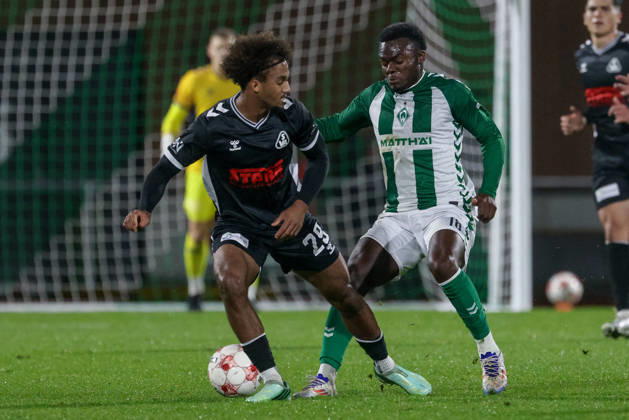 From left: Eric Anozie (SV Atlas Delmenhorst), 29, and Princewill Mbock (SV Werder Bremen II), 18, in a one-on-one battle; duel; dynamic play; action; game scene; October 9, 2026, Bremen, Germany, soccer, Regionalliga Nord, SV Werder Bremen II vs. SV Atlas Delmenhorst xobx