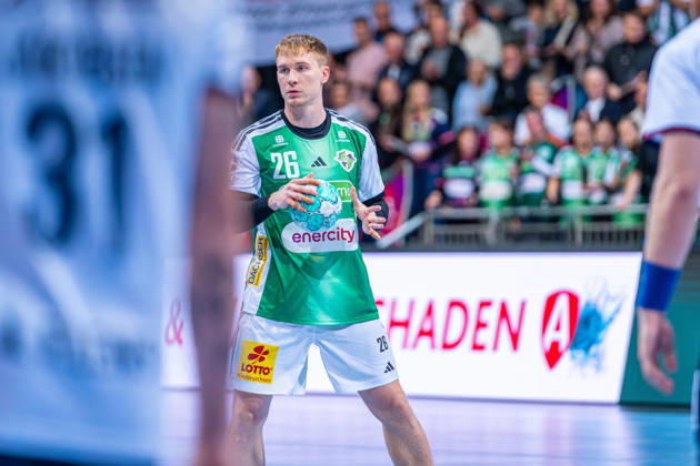 Jonathan Edvardsson of TSV Hannover Burgdorf, No. 26 (left), TSV Hannover Burgdorf (green) vs. SG Flensburg Handewitt (blue) on Matchday 8 of the 2026–2027 season in the Opel Handball Bundesliga on October 9, 2026, ZAG Arena Hannover, GER, Copyright: xJanxGuentherx xTSVxHannover-Burgdorfx