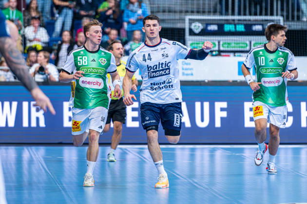 Aymeric Minne of SG Flensburg Handewitt, No. 44 (left), TSV Hannover Burgdorf (green) vs. SG Flensburg Handewitt (blue) on Matchday 8 of the 2026–2027 season in the Opel Handball Bundesliga on October 9, 2026, ZAG Arena Hannover, GER, Copyright: xJanxGuentherx xTSVxHannover-Burgdorfx