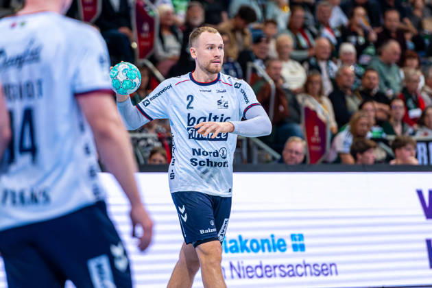 Simon Pytlick of SG Flensburg Handewitt, No. 2 from the left, TSV Hannover Burgdorf (green) vs. SG Flensburg Handewitt (blue) on Matchday 8 of the 2026–2027 season in the Opel Handball Bundesliga on October 9, 2026, ZAG Arena Hannover, GER, Copyright: xJanxGuentherx xTSVxHannover-Burgdorfx