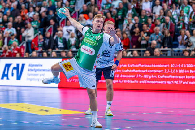 August Pedersen, TSV Hannover Burgdorf, No. 17 (left), TSV Hannover Burgdorf (green) vs. SG Flensburg Handewitt (blue) on Matchday 8 of the 2026–2027 season in the Opel Handball Bundesliga, October 9, 2026, ZAG Arena Hannover, GER, Copyright: xJanxGuentherx xTSVxHannover-Burgdorfx