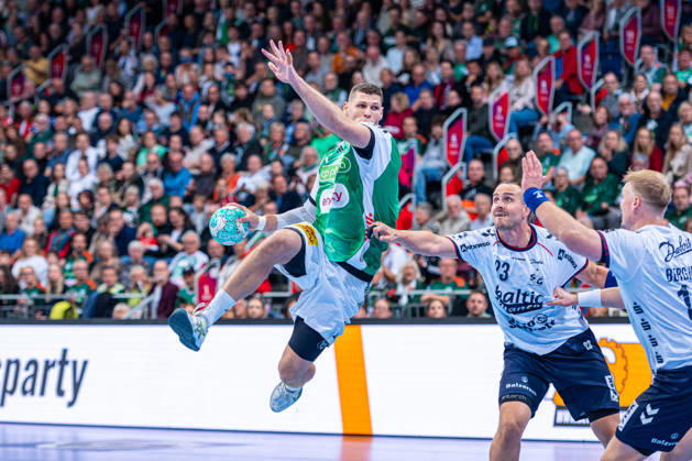 Sebastian Heymann of TSV Hannover Burgdorf, No. 11 (left), TSV Hannover Burgdorf (green) vs. SG Flensburg Handewitt (blue) on Matchday 8 of the 2026–2027 season in the Opel Handball Bundesliga on October 9, 2026, ZAG Arena Hannover, GER, Copyright: xJanxGuentherx xTSVxHannover-Burgdorfx