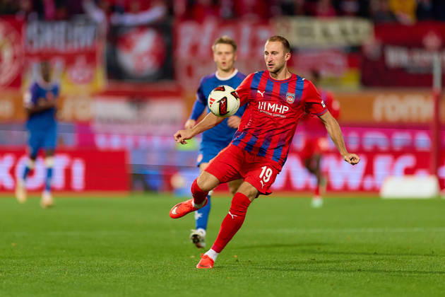 Jonas Foehrenbach, 1 FC Heidenheim, 19, clears the ball past Naatan Skyetta, 1 FC Kaiserslautern, 15, GER, 1 FC Heidenheim 1846 vs. 1 FC Kaiserslautern, Soccer, 2. Bundesliga, Matchday 7, 2026–2027 season, October 9, 2026 DFL regulations prohibit any use of photographs as image sequences and or quasi-video GER, 1 FC Heidenheim 1846 vs. 1 FC Kaiserslautern, Soccer, 2. Bundesliga, Matchday 7, 2026–2027 season, October 9, 2026, Heidenheim an der Brenz Copyright: xEibner-Pressefoto GeraldxOelze-dexStoppanyx EP_ODS