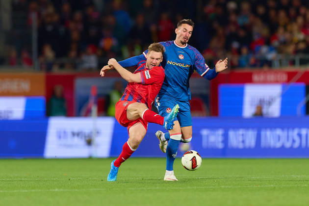 Head-to-head matchup between Patrick Mainka (1 FC Heidenheim, 06) and Mergim Berisha (FC Kaiserslautern, 20 GER), 1 FC Heidenheim 1846 vs. 1 FC Kaiserslautern, Soccer, 2. Bundesliga, Matchday 7, 2026–2027 season, October 9, 2026 DFL regulations prohibit any use of photographs as image sequences and or quasi-video GER, 1 FC Heidenheim 1846 vs. 1 FC Kaiserslautern, soccer, 2. Bundesliga, Matchday 7, 2026–2027 season, October 9, 2026, Heidenheim an der Brenz Copyright: xEibner-Pressefoto GeraldxOelze-dexStoppanyx EP_ODS