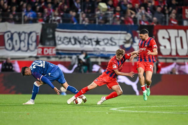 Mergim Berisha 1 FC Kaiserslautern, Jan Schoeppner of 1 FC Heidenheim 1846 and Oualid Mhamdi of 1 FC Heidenheim 1846 in a tackle during the 2. Bundesliga match between 1 FC Heidenheim and 1 FC Kaiserslautern, at the Voith Arena on October 9, 2026, in Heidenheim an der Brenz, Germany. Photo by Harry Langer, DeFodi Images. Mergim Berisha of 1 FC Kaiserslautern, Jan Schoeppner of 1 FC Heidenheim 1846 and Oualid Mhamdi of 1 FC Heidenheim 1846 battle for the ball during the 2nd Bundesliga match between 1 FC Heidenheim and 1 FC Kaiserslautern at Voith Arena on October 9, 2026 in Heidenheim an der Brenz, Germany Photo by Harry Langer DeFodi Images DFB and DFL regulations prohibit any use of photographs as image sequences and or quasi-video Photo by Harry Langer DeFodi Images DFB and DFL regulations prohibit any use of photographs as imSEQUENCES AND OR QUASI-VIDEO