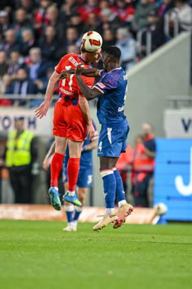 Budu Siwsiwadse of 1 FC Heidenheim 1846 and Maxwell Gyamfi of 1 FC Kaiserslautern go head-to-head during the 2. Bundesliga match between 1 FC Heidenheim and 1 FC Kaiserslautern, at the Voith Arena on October 9, 2026, in Heidenheim an der Brenz, Germany. Photo by Harry Langer, DeFodi Images. Budu Siwsiwadse of 1 FC Heidenheim 1846 and Maxwell Gyamfi of 1 FC Kaiserslautern battle for the ball during the 2. Bundesliga match between 1 FC Heidenheim and 1 FC Kaiserslautern at Voith Arena on October 9, 2026, in Heidenheim an der Brenz, Germany Photo by Harry Langer DeFodi Images DFB and DFL regulations prohibit any use of photographs as image sequences and or quasi-video Photo by Harry Langer DeFodi Images DFB and DFL regulations prohibit any use of photographs as imSEQUENCES AND OR QUASI-VIDEO