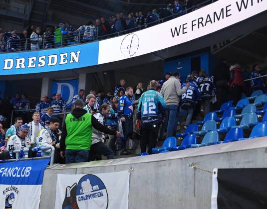 Evacuation of the ice rink following an alarm, technical emergency, everyone must leave the arena, Dresden Eislöwen vs. Blue Devils Weiden, ice hockey, Dresden, Eislöwen, DEL2, DEL 2, 2nd League, 2026–2027 season, JOYNEXT Arena ice rink in Ostragehege, October 9, 2026,