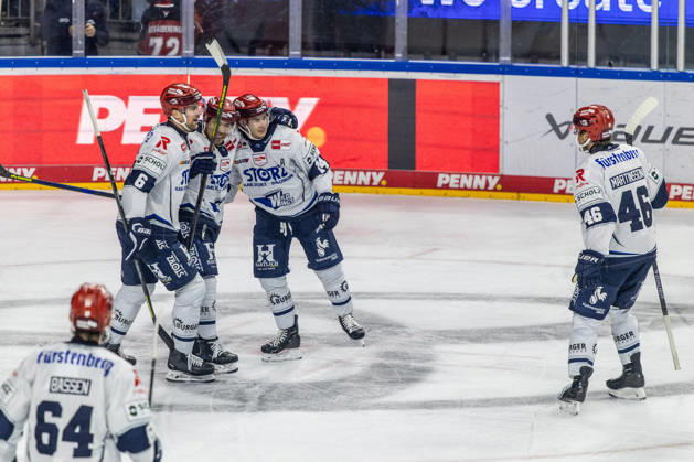 Alexander Peters (Schwenninger Wild Wings, 06) and Curtis Valk (Schwenninger Wild Wings, 14) celebrate; Eric Martinsson (Schwenninger Wild Wings, 46, Boaz Bassen (Schwenninger Wild Wings, 64), Cologne Sharks vs. Schwenninger Wild Wings, ice hockey, Penny DEL, Matchday 07, 2026–2027, October 9, 2026, Cologne Sharks vs. Schwenningen Wild Wings, Ice Hockey, Penny DEL, Matchday 7, 2026–2027, October 9, 2026, Cologne Copyright: xEibner-Pressefoto GerhardxWingenderx EP_GWR