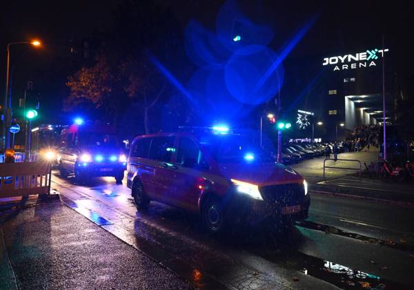 Evacuation of the ice rink following an alarm, technical emergency, everyone must leave the arena, Dresden Eislöwen vs. Blue Devils Weiden, ice hockey, Dresden, Eislöwen, DEL2, DEL 2, 2nd League, 2026–2027 season, JOYNEXT Arena ice rink in Ostragehege, October 9, 2026,