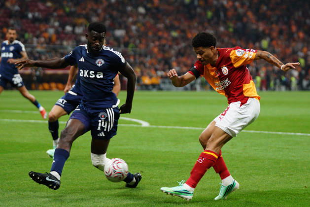 October 9, 2026, Sariyer, Istanbul, Turkey: Gabriel Sara (R) of Galatasaray in action against Kevin Mouanga (L) of Kasimpasa during the Turkish Super League 2026 27 match between Galatasaray and Kasimpasa at RAMS Park Stadium in Istanbul, Turkey, on October 9, 2026. Sariyer Turkey - ZUMAu194 20261009_zip_u194_015 Copyright: xTolgaxUluturkx