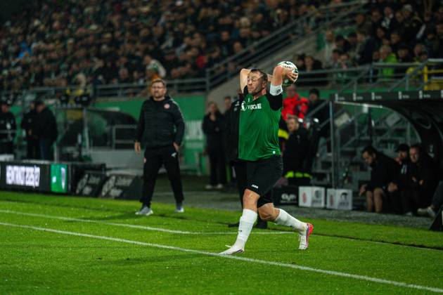 October 9, 2026, 3rd Division, Matchday 8, SC Preußen Münster vs. Rot-Weiss Essen at the LVM Preußenstadion. Long throw-in by captain Torge Paetow (Münster). IMPORTANT NOTICE: In accordance with DFB and DFL regulations, it is prohibited to use or allow the use of photographs taken in the stadium and or during the game in the form of sequential images and or video-like photo series Copyright: xJordyxFourgonx