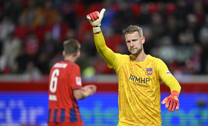 Goalkeeper Thomas Daehne, 1 FC Heidenheim 1846 (FCH) 33, gesture: thumbs-up; Patrick Mainka, 1 FC Heidenheim 1846 (FCH) 06; 1 FC Heidenheim 1846 (FCH) vs. 1 FC Kaiserslautern 09 10 2026 DFL regulations prohibit any use of photographs as image sequences and or quasi-video. 1 FC Heidenheim 1846 FCH vs. 1 FC Kaiserslautern