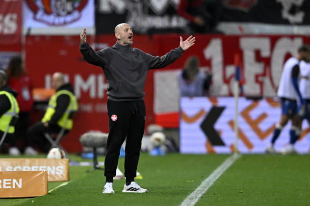 Coach Torsten Lieberknecht, 1. FC Kaiserslautern (FCK), angry gesture, 1. FC Heidenheim 1846 (FCH) vs. 1. FC Kaiserslautern, October 9, 2026. DFL regulations prohibit any use of photographs as imGE SEQUENCES AND OR QUASI-VIDEO 1 FC Heidenheim 1846 FCH vs. 1 FC Kaiserslautern