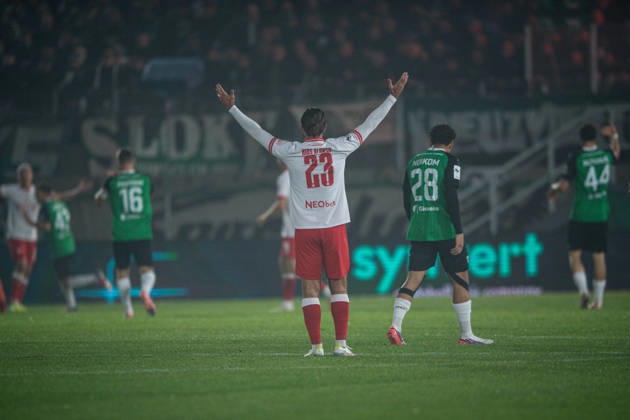 October 9, 2026, 3rd Division, Matchday 8, SC Preußen Münster vs. Rot Weiss Essen at the LVM Preußenstadion. Jose Enrique Rios Alonso (Essen) raises his hands. IMPORTANT NOTICE: In accordance with DFB and DFL regulations, it is prohibited to use or allow the use of photographs taken in the stadium and or during the game in the form of sequential images and or video-like photo series Copyright: xJordyxFourgonx