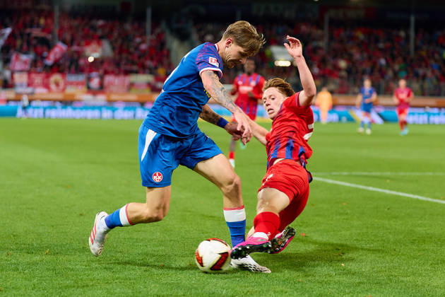 Tackle, duel between Paul Joly (1 FC Kaiserslautern, 26) and Michael Heule (1 FC Heidenheim, 27, GER), 1 FC Heidenheim 1846 vs. 1 FC Kaiserslautern, soccer, 2. Bundesliga, Matchday 7, 2026–2027 season, October 9, 2026 DFL regulations prohibit any use of photographs as image sequences and or quasi-video GER, 1 FC Heidenheim 1846 vs. 1 FC Kaiserslautern, soccer, 2. Bundesliga, Matchday 7, 2026–2027 season, October 9, 2026, Heidenheim an der Brenz Copyright: xEibner-Pressefoto GeraldxOelze-dexStoppanyx EP_ODS