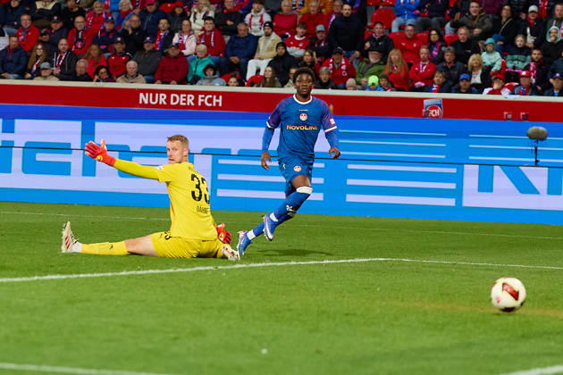 Ibrahim Kanate (FC Kaiserslautern), 11, takes a shot against Thomas Daehne (1 FC Heidenheim), 33, but the goal does not count (GER), 1 FC Heidenheim 1846 vs. 1 FC Kaiserslautern, soccer, 2. Bundesliga, Matchday 7, 2026–2027 season, October 9, 2026 DFL regulations prohibit any use of photographs as image sequences and or quasi-video GER, 1 FC Heidenheim 1846 vs. 1 FC Kaiserslautern, soccer, 2. Bundesliga, Matchday 7, 2026–2027 season, October 9, 2026, Heidenheim an der Brenz Copyright: xEibner-Pressefoto GeraldxOelze-dexStoppanyx EP_ODS