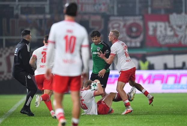 Preußen Münster vs. Rot Weiss Essen ** FOR EDITORIAL USE ONLY ** EDITORIAL USE ONLY ** p Soccer 3rd Division, Matchday 8: Preußen Münster vs. Rot-Weiss Essen on October 9, 2026, at the LVM Preußenstadion in Münster. The players are locked in a scuffle. Germany, North Rhine-Westphalia, Münster. Copyright ThorstenxTillmann Copyright: ThorstenxTillmann doc87yicqxl4mp1989ggti4 ,EDITORIAL USE ONLY Copyright: ThorstenxTillmann