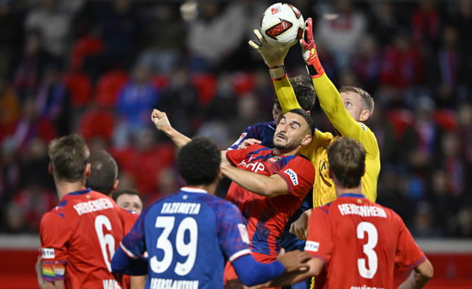 Penalty area play, Goalmouth action: Goalkeeper Thomas Daehne, 1 FC Heidenheim 1846 (FCH) 33 Oualid Mhamdi, 1 FC Heidenheim 1846 (FCH) 22 Thierry Tazemeta, 1 FC Kaiserslautern (FCK) 39 Jan Schoeppner, 1 FC Heidenheim 1846 FCH 03 Patrick Mainka 1 FC Heidenheim 1846 FCH 06 1 FC Heidenheim 1846 FCH vs. 1 FC Kaiserslautern 09 10 2026 DFL REGULATIONS PROHIBIT ANY USE OF PHOTOGRAPHS AS IMAGE SEQUENCES AND OR QUASI-VIDEO 1 FC Heidenheim 1846 FCH vs. 1 FC Kaiserslautern