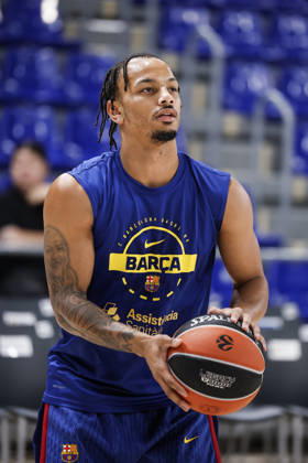 October 9, 2026, Barcelona, Barcelona, Spain: Juntin Robinson of FC Barcelona, Barca warms up during the EuroLeague League Phase MD 4 match played between FC Barcelona and Zalgiris Kaunas at Palau Blaugrana on October 09, 2026 in Barcelona, Spain. FC Barcelona V Zalgiris Kaunas - Euroleague 2026 2027 - ZUMAa181 20261009_zaa_a181_250 Copyright: xJavierxBorregox