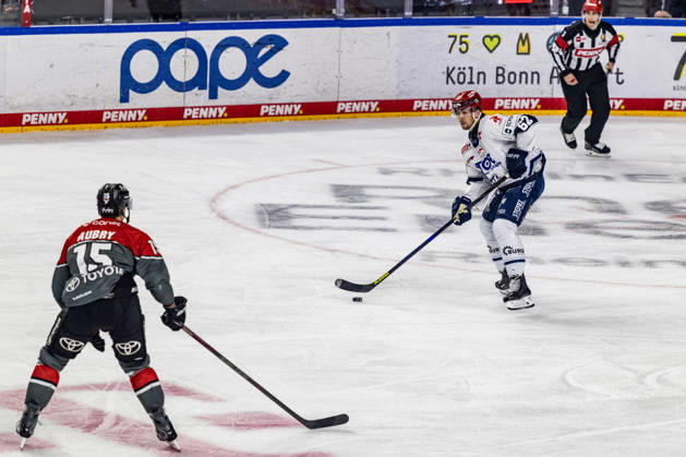 Thomas Schemitsch, Schwenninger Wild Wings, 62 vs. Louis Marc Aubry, Koelner Haie, 15 Koelner Haie vs. Schwenninger Wild Wings, Ice Hockey, Penny DEL, Matchday 07, 2026–2027, October 9, 2026, Cologne Sharks vs. Schwenninger Wild Wings, Ice Hockey, Penny DEL, Matchday 07, 2026–2027, October 9, 2026, Cologne Copyright: xEibner-Pressefoto GerhardxWingenderx EP_GWR