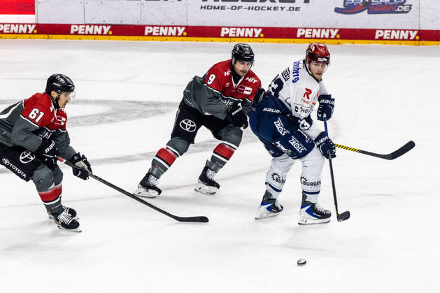 Reed Lebster, Schwenninger Wild Wings, 23 vs. Markus Ljungh, Cologne Sharks, 61, Maximilian Kammerer, Cologne Haie, 09 Cologne Haie vs. Schwenninger Wild Wings, Ice Hockey, Penny DEL, Matchday 07, 2026–2027, October 9, 2026, Cologne Sharks vs. Schwenningen Wild Wings, Ice Hockey, Penny DEL, Matchday 7, 2026–2027, October 9, 2026, Cologne Copyright: xEibner-Pressefoto GerhardxWingenderx EP_GWR