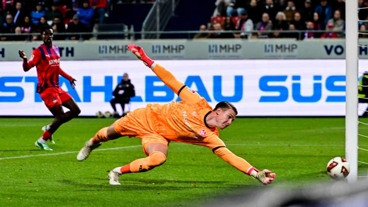 October 9, 2026, GER, Soccer, Men s, 2. Bundesliga, Matchday 7, 1. FC Heidenheim vs. 1. FC Kaiserslautern; Julian Krahl (Kaiserslautern) deflects the ball around the post at Heidenheim s Voith Arena in Baden-Württemberg, Germany Copyright: xNordphotox xHafnerx
