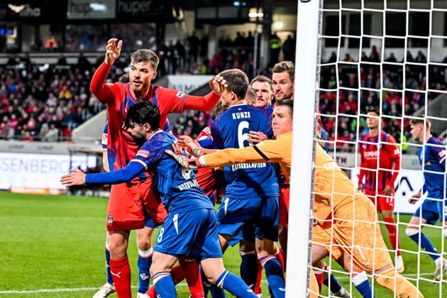 October 9, 2026, GER, Soccer, Men s, 2. Bundesliga, Matchday 7, 1 FC Heidenheim vs. 1 FC Kaiserslautern Julian Krahl (Kaiserslautern), 1, assists Semih Sahin (Kaiserslautern), 8, against Julian Niehues (Heidenheim), 16, Heidenheim Voith Arena, Baden-Württemberg, Germany Copyright: xNordphotox xHafnerx