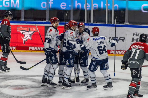 Boaz Bassen, Schwenninger Wild Wings, 64, Alexander Peters, Schwenninger Wild Wings, 06, celebrate with Curtis Valk of the Schwenninger Wild Wings, No. 14, after his goal to make it 0–1 in the game between the Koelner Haie and the Schwenninger Wild Wings, ice hockey, Penny DEL, Matchday 07, 2026–2027, September 10, 2026, Cologne Sharks vs. Schwenninger Wild Wings, Ice Hockey, Penny DEL, Matchday 7, 2026–2027, September 10, 2026, Cologne Copyright: xEibner-Pressefoto GerhardxWingenderx EP_GWR