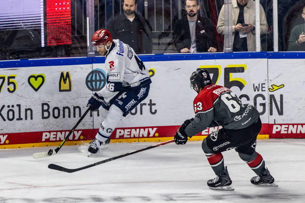 Eric Martinsson, Schwenninger Wild Wings, 46 vs. Patrick Russell, Koelner Haie, 63; Koelner Haie vs. Schwenninger Wild Wings, Ice Hockey, Penny DEL, Matchday 07, 2026–2027, October 9, 2026, Cologne Sharks vs. Schwenninger Wild Wings, Ice Hockey, Penny DEL, Matchday 07, 2026–2027, October 9, 2026, Cologne Copyright: xEibner-Pressefoto GerhardxWingenderx EP_GWR