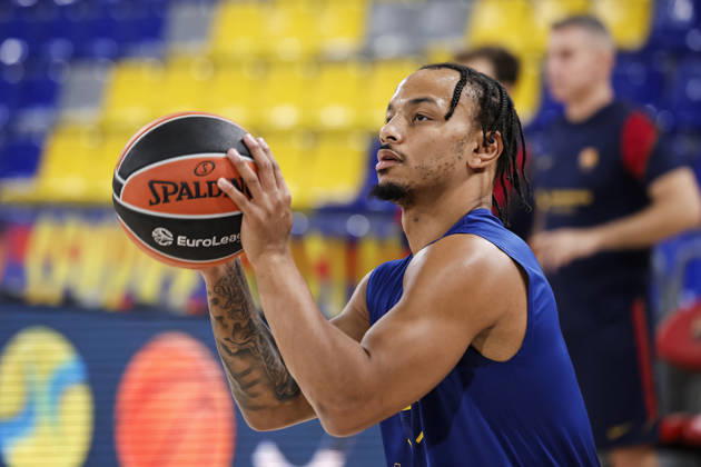 October 9, 2026, Barcelona, Barcelona, Spain: Juntin Robinson of FC Barcelona, Barca warms up during the EuroLeague League Phase MD 4 match played between FC Barcelona and Zalgiris Kaunas at Palau Blaugrana on October 09, 2026 in Barcelona, Spain. FC Barcelona V Zalgiris Kaunas - Euroleague 2026 2027 - ZUMAa181 20261009_zaa_a181_260 Copyright: xJavierxBorregox
