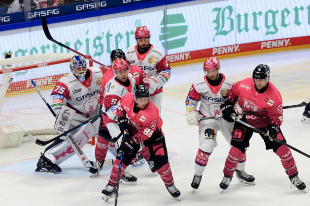 October 9, 2026, DEU, GER, Ice Hockey, Match Day, 2026–27 Season, Berlin, Eisbären Berlin vs. Grizzly Wolfsburg, Jonas Neffin (Eisbären Berlin 75), Eisbären players, Wolfsburg players, Adam Smith (Eisbären Berlin 4), Markus Vikingstad (Eisbären Berlin 37), w75, Chris Wilkie, Grizzly Wolfsburg 84, nordphoto GmbH, Engler, City, About the Arena, State, Country Copyright: xNordphotox xEnglerx