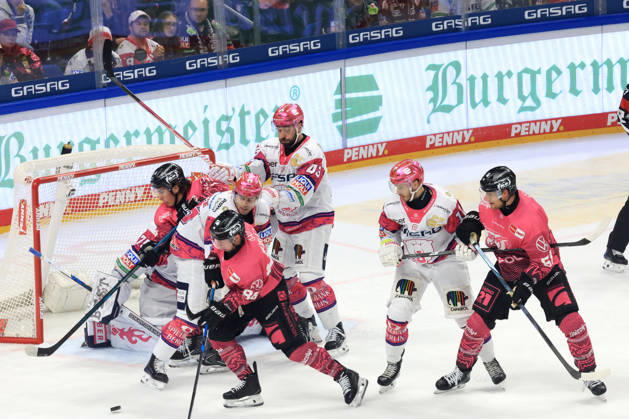 October 9, 2026, DEU, GER, Ice Hockey, Match Day, 2026–27 Season, Berlin, Eisbären Berlin vs. Grizzly Wolfsburg, Jonas Neffin (Eisbären Berlin 75), Eisbären players, Wolfsburg players, Adam Smith (Eisbären Berlin 4), Markus Vikingstad (Eisbären Berlin 37), w75, Chris Wilkie, Grizzly Wolfsburg 84, nordphoto GmbH, Engler, City, About the Arena, State, Country Copyright: xNordphotox xEnglerx