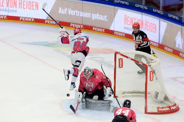 October 9, 2026, DEU, GER, Ice Hockey, Match Day, 2026–27 Season, Berlin, Eisbären Berlin vs. Grizzly Wolfsburg Liam Kirk Eisbären Berlin 94, Dustin Strahlmeier Grizzly Wolfsburg 1 nordphoto GmbH Engler City About Arena State Country Copyright: xNordphotox xEnglerx