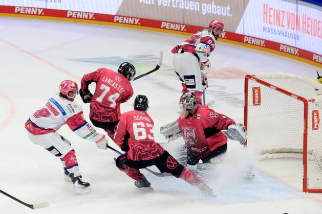 October 9, 2026, DEU, GER, Ice Hockey, Match Day, 2026–27 Season, Berlin, Eisbären Berlin vs. Grizzly Wolfsburg Liam Kirk, Eisbären Berlin 94, Ty Ronning, Eisbären Berlin 9, Dustin Strahlmeier, Grizzly Wolfsburg 1, Les Lancester, Grizzly Wolfsburg 74, Luis Schinko, Grizzly Wolfsburg 63, nordphoto GmbH, Engler, City, Uber Arena, State, Country Copyright: xNordphotox xEnglerx