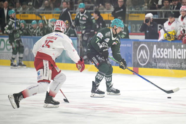 Bastian Eckl (Bietigheim Steelers), No. 71, battling for the puck against Gerret Pruden (EC Bad Nauheim), No. 15; Bietigheim Steelers vs. EC Bad Nauheim, ice hockey, DEL 2, Game 7 of the regular season, 2026–2027 season, October 9, 2026, Bietigheim Steelers vs. EC Bad Nauheim, Ice Hockey, DEL 2, Game 7 of the regular season, 2026–2027 season, October 9, 2026, Bietigheim Copyright: xEibner-Pressefotox EP_TBR