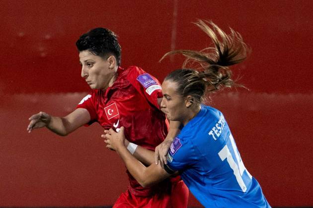 Turkiye v Slovenia - FIFA Women s World Cup 2027 European Qualifiers ISTANBUL, TURKIYE - OCTOBER 09: Kader Hancar (9) of Turkiye vies with her opponent during the FIFA Women s World Cup 2027 European Qualifiers Play-offs Round 1 First Leg between Turkiye and Slovenia at Pendik Stadium in Istanbul, Turkiye, on October 9, 2026. Didem Mente Anadolu Istanbul Turkey. Editorial use only. Please get in touch for any other usage. Copyright: x2026xAnadoluxDidemxMentex